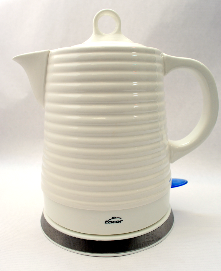 Hervidor eléctrico Grey de Lacor para preparar té y café